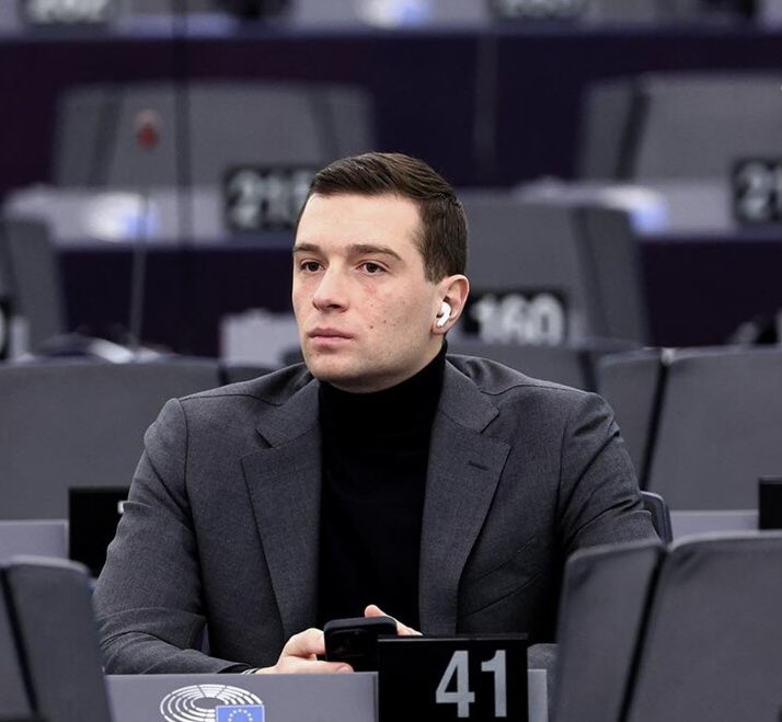 ImpactMediaFR's tweet image. 🇫🇷🇪🇺 FLASH | Jordan Bardella PERD son titre d’eurodéputé français le plus ABSENT et INACTIF au profit de Marion Maréchal. (Libération)