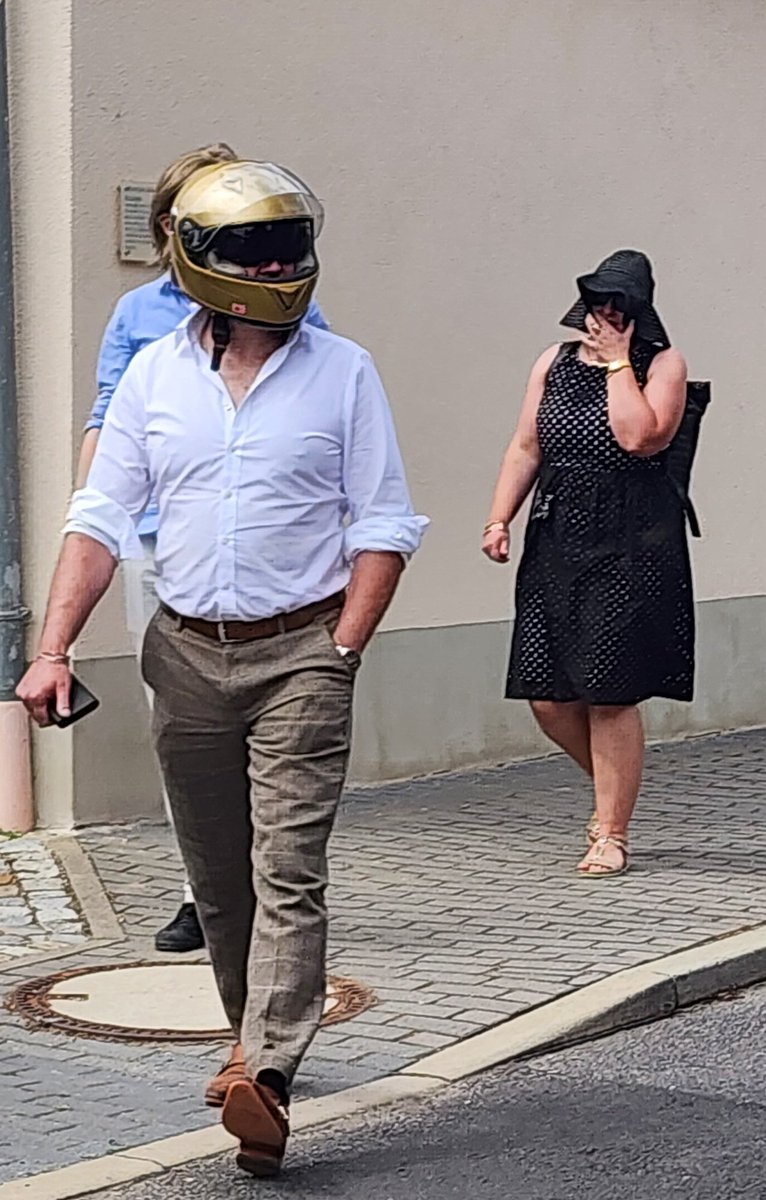 Das ist schon ne kleine Freakshow heute in Schnellroda. Weil Nazis nicht mal zu ihrer eigenen Faschohaltung öffentlich stehen können, pendeln die Damen u Herren  skuril vermummt immer wieder an uns vorbei. 🤡🥳