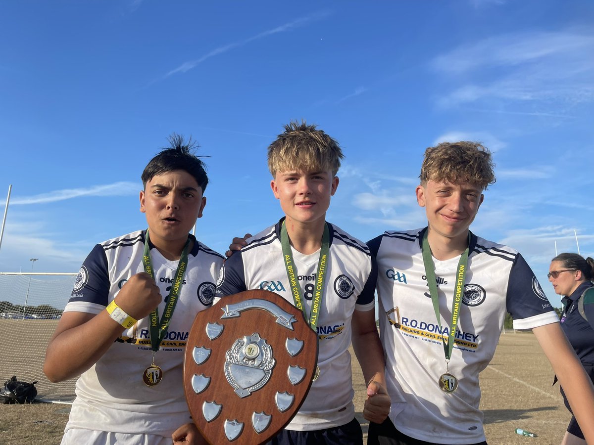 CamHamTT's tweet image. Foireann iomána faoi 15 John Mitchels ag ceiliúradh bua chraobhchomórtas na Breataine Móire le do amhrán - suas an gailf #HOOD 🎶 
@KNEECAPCEOL our lads from John Mitchels Birmingham celebrating a double trophy win at @ABCGAAmes in London 🇮🇪