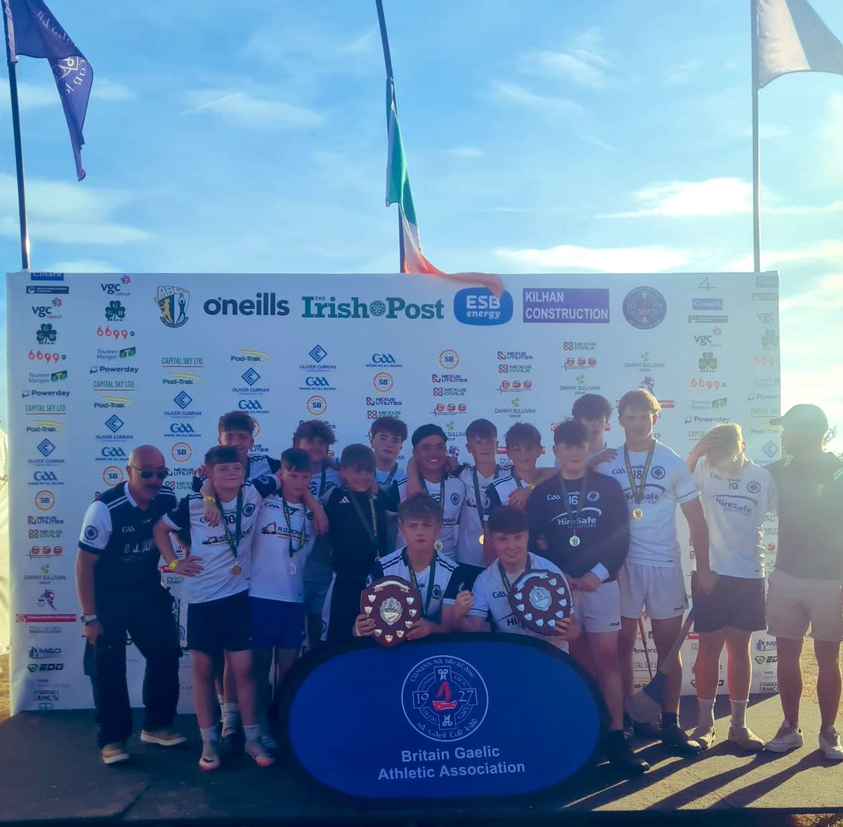 CamHamTT's tweet image. Foireann iomána faoi 15 John Mitchels ag ceiliúradh bua chraobhchomórtas na Breataine Móire le do amhrán - suas an gailf #HOOD 🎶 
@KNEECAPCEOL our lads from John Mitchels Birmingham celebrating a double trophy win at @ABCGAAmes in London 🇮🇪