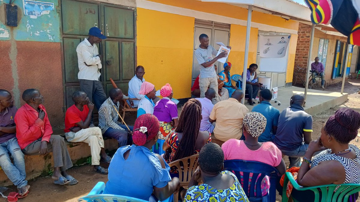HungerFightersU's tweet image. Promoting Food Safety &amp;amp; Quality

HFU, with @WFP_Uganda support, trains vendors &amp;amp; retailers in Kyangwali, Nakivale &amp;amp; Oruchinga communities to improve food handling, storage &amp;amp; sales ensuring access to safe, nutritious food for refugees &amp;amp; hosts.

#RMD #FoodSafety #FSQ #Livelihoods