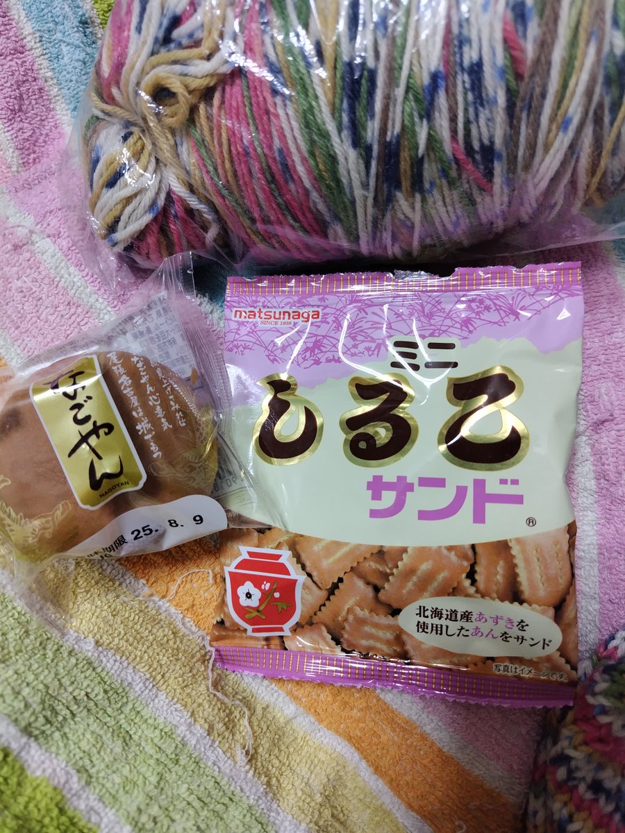 hito_ao's tweet photo. 旦那様からの差し入れ。
何時もの編物してたら
「なごやん」と「しるこサンド」
を、いただきましたー！
名古屋の名物なんですよー
しるこサンドは小さい頃から
食べてるおやつでした。
なごやんは食べた事ないので
楽しみー！ https://t.co/K0WA7NZnoF