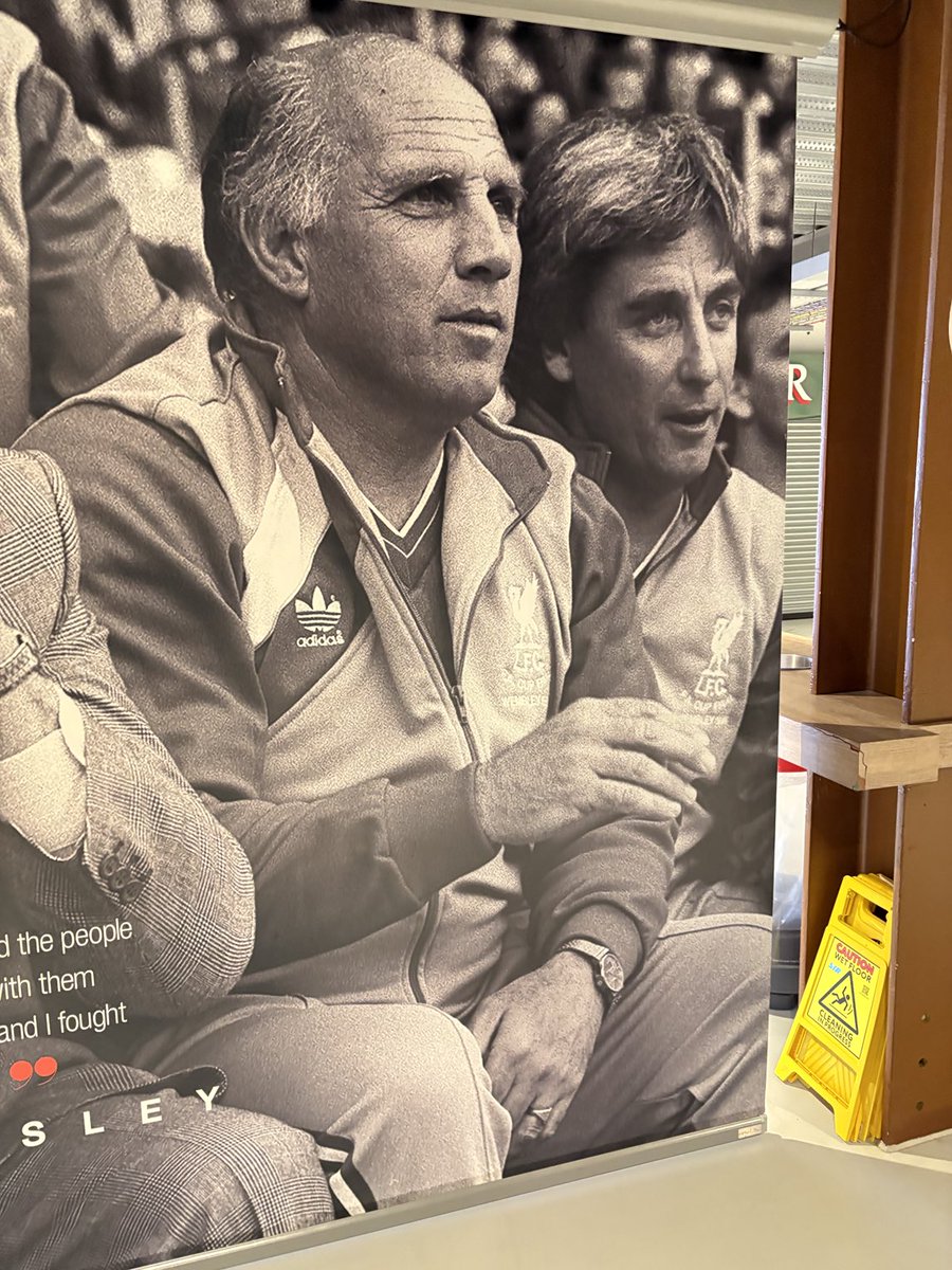 Ronnie Moran å Roy Ewens  💪👍👍👍👍. Secka goa gubbar. Ihop med Kenny Dalglich VÄRLDSKLASS. YNWA. Ha d gott. Glenn