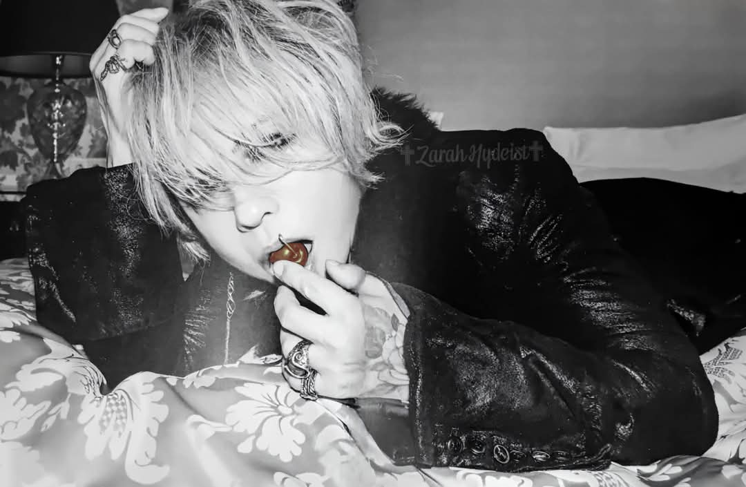 Zarah_hydeist's tweet image. #SexySaturday 🍒🔥
Now, this is NOT the original colors as they appear in the &quot;Jekyll &amp;amp; HYDE in Wien&quot; photobook. This photo spreads over two pages, and unfortunately don&apos;t have the same colors on both pages.
So I made it black &amp;amp; white, and made the cherry pop...🍒 so to speak😏