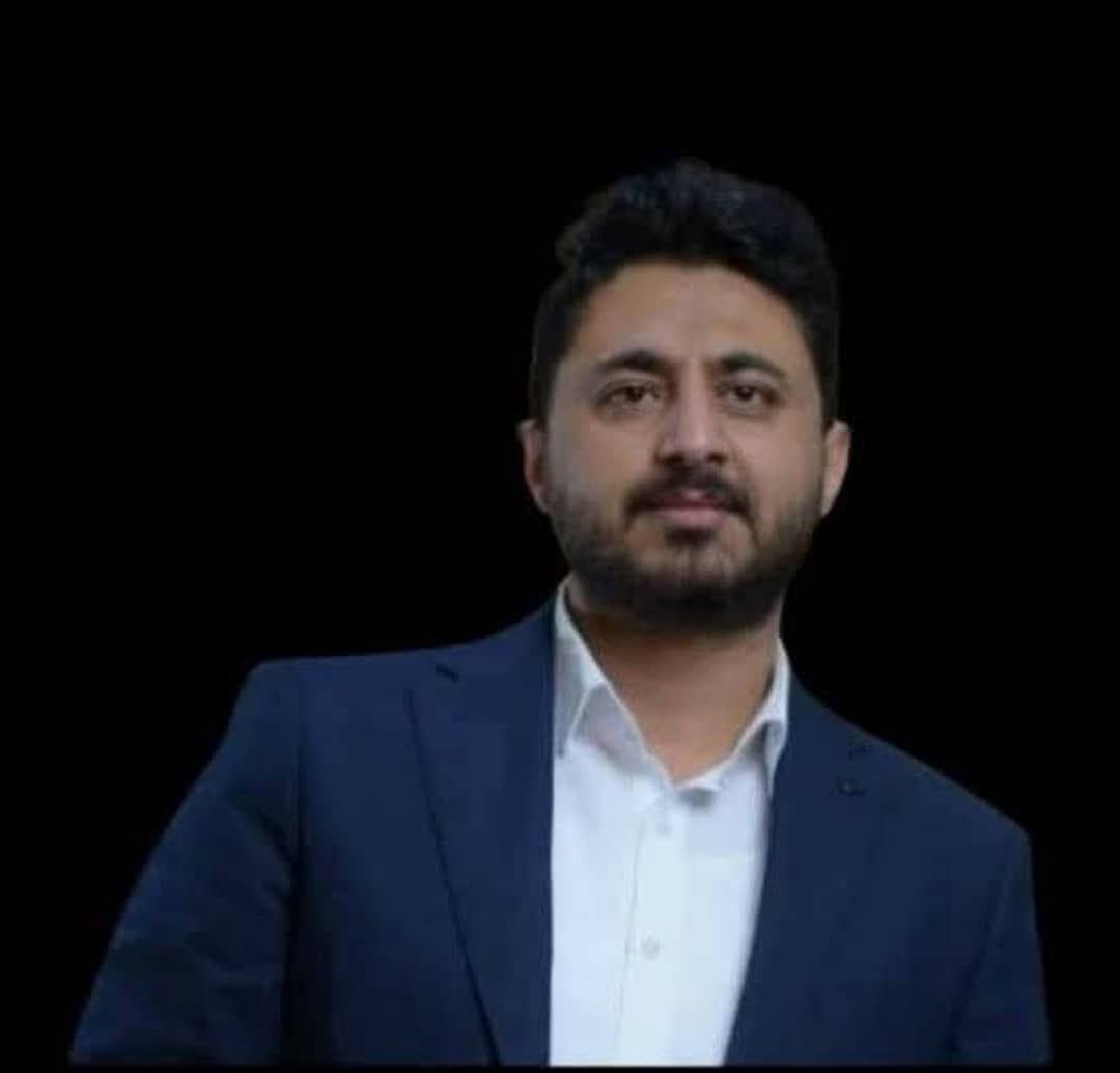 FaresALhemyari's tweet photo. إصابة معتقل في سجن للحوثيين بالعمي باحدى عينه.!

بحسب مصدر خاص، فان عاصم العشاري المعتقل منذ أكثر من عام في سجن جهاز الأمن والمخابرات بصنعاء أصيب جزئيا بالعمى حيث فقد النظر بإحدى عينه، دون معرفة الأسباب، في حين لم يكن قبل إعتقاله يعاني من أي مضاعفات صحية وخاصة في النظر.!

وفقا للمصدر، فان هناك مخاوف من أن ما حدث لـ عاصم ناتج عن التعذيب أو تردي حالته الصحية والنفسية نتيجة للاحتجاز الفردي المطول.. مؤكدا أنه في حال لم يفرج الحوثيون عنه ويسمح له بمتابعة حالته الصحية وزيارة طبيب مختص، فإنه مهدد بفقدان النظر.

عاصم العشاري هو استشاري واحد الناشطين في المجتمع المدني،  وكان قد اعترضه الحوثيون واعتقلوه في نهاية مايو 2024، بمدينة ذمار، أثناء سفره مع عائلته من صنعاء باتجاه عدن، ولم تتمكن أسرته من زيارته منذ اعتقاله حتى اليوم.

في مطلع يونيو الفائت، أصيب والد عاصم، بجلطة دماغية وتم إدخاله العناية المركزة في مستشفى "اليمني الحديث" بصنعاء، ولا يزال يعاني من مضاعفات الجلطة ولم يسمح لابنه بزيارته.
 #اليمن