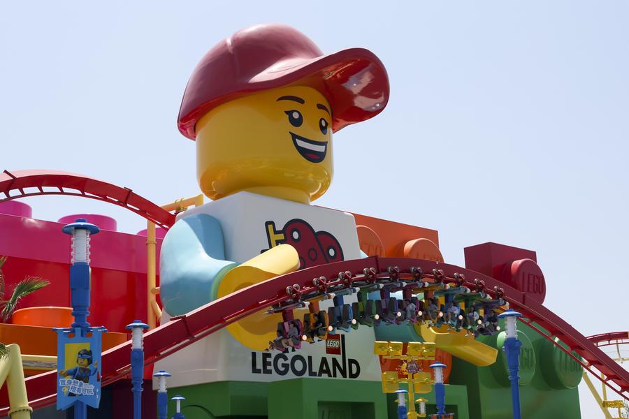 XHNews's tweet photo. China's first LEGOLAND resort opened on Saturday in Shanghai. Spanning 318,000 square meters, LEGOLAND Shanghai Resort is the 11th LEGOLAND Resort globally and the largest LEGOLAND park at the time of its opening #XinhuaHeadlines https://t.co/ezx05sVwTx https://t.co/qqYHdDpE0l