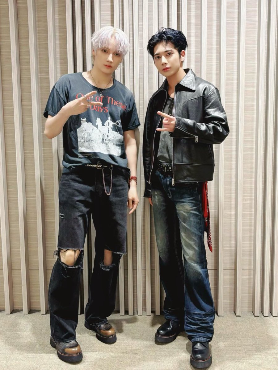 huekangzip's tweet image. rockstars 🤘🎸