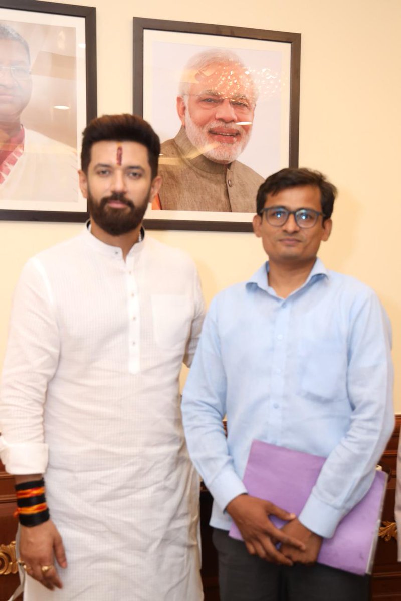 UdayBhanuIYC's tweet image. इस गटर के कीड़े का नाम है रत्न रंजन,
पिता का नाम है श्री उपेंद्र सिंह,
मूल निवासी: पटेढ़ी, बेलसर ब्लाक, वैशाली बिहार।

अतीत में: कभी साइकिल चलाया करता था,

वर्तमान में: भाजपा के लिए गंदे-गंदे वीडियो बनाता है।

भविष्य में: पुलिस थाना और जेल में पाया जाएगा।

अब ट्वीट डिलीट करने से…