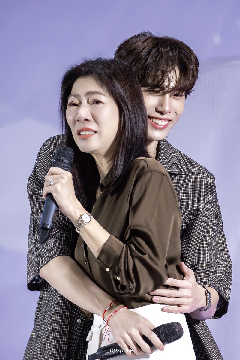_ppspace's tweet photo. ปลอบม๊า น่ารักมาก 🫂🫶🏻

OUR HONEY THE PHUWIN 22ND 

#22ndHoneyThePHUWINDay 
#phuwintang @phuwintang https://t.co/jO6h0LdS4L