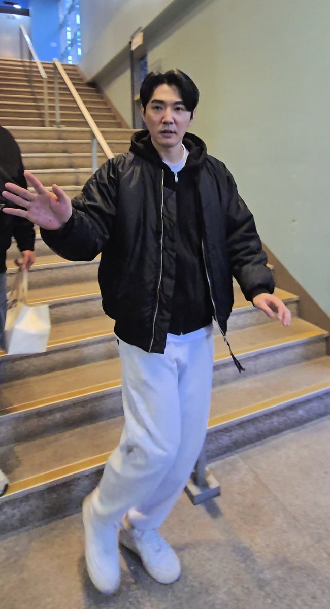 징챠 비율깡패... 
뉘집 셋째인지 정말 잘생김🩵

#지오디 #안데니 #삼두목 #띨뿌리