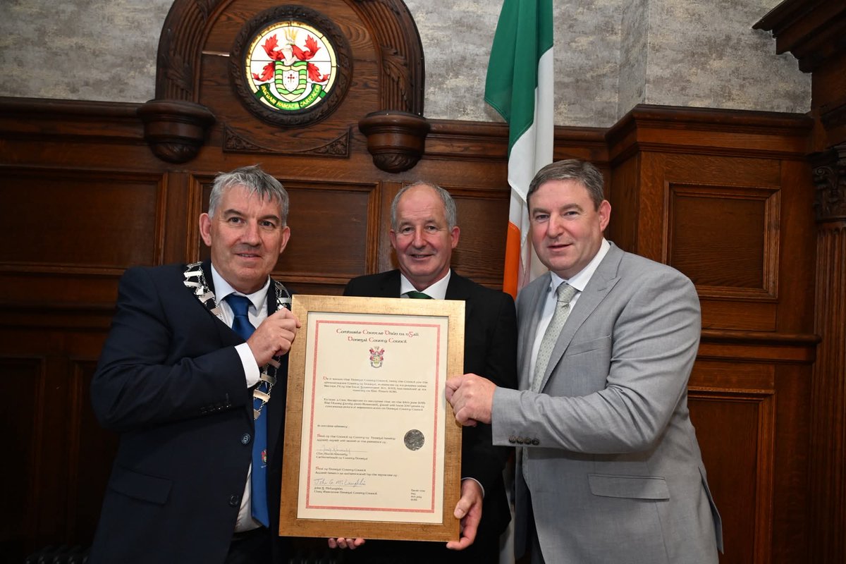 McConalogue's tweet image. Wonderful to see the Blaney family being honoured with a civic reception to mark 100 years of continuous political representation on Donegal County Council.
The event recognised, acknowledged & congratulated the Blaney family on what is a truly unique and remarkable achievement.