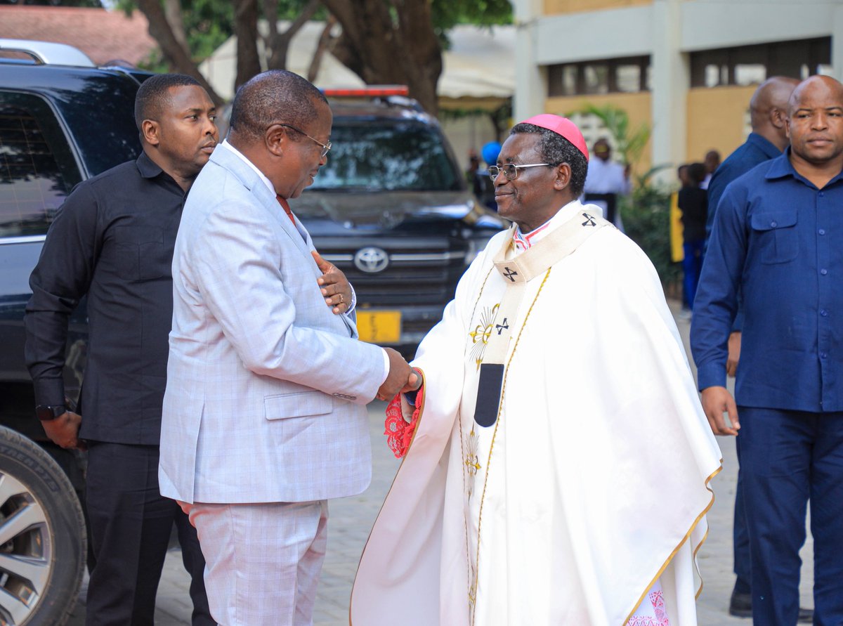 📍Dodoma

Makamu wa Rais wa Jamhuri ya Muungano wa Tanzania Mhe. Dkt. Philip Mpango akisalimiana na Askofu Mkuu waJimbo Kuu Katoliki Dodoma Mhashamu Askofu Beatus Kinyaiya wakati akiwasili Parokia ya Mwenyeheri Maria Theresa Ledochowska - Kiwanja cha Ndege mkoani Dodoma kushiriki