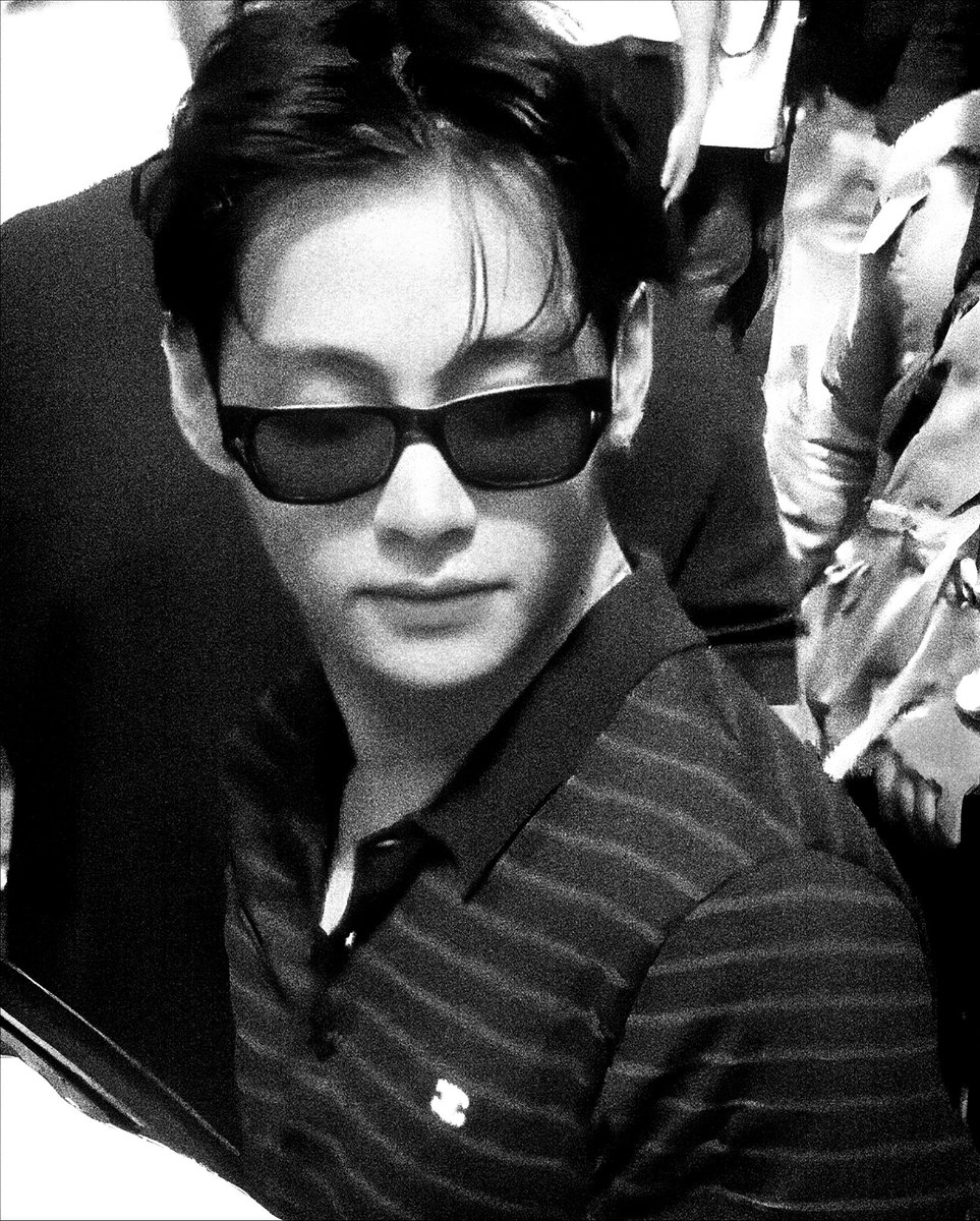 ktblackpics's tweet photo. Taehyung with glasses is another beauty https://t.co/nD4PLEBM0J