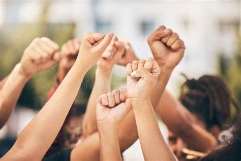 Que les quede claro…
Los Consultores Políticos somos profesionales en marketing electoral. Nuestro trabajo consiste, simplemente, en ayudar a nuestros clientes/candidatos a GANAR una elección. Tenemos para eso experiencia, técnicas e inteligencia. Eso es lo que ofrecemos. Para