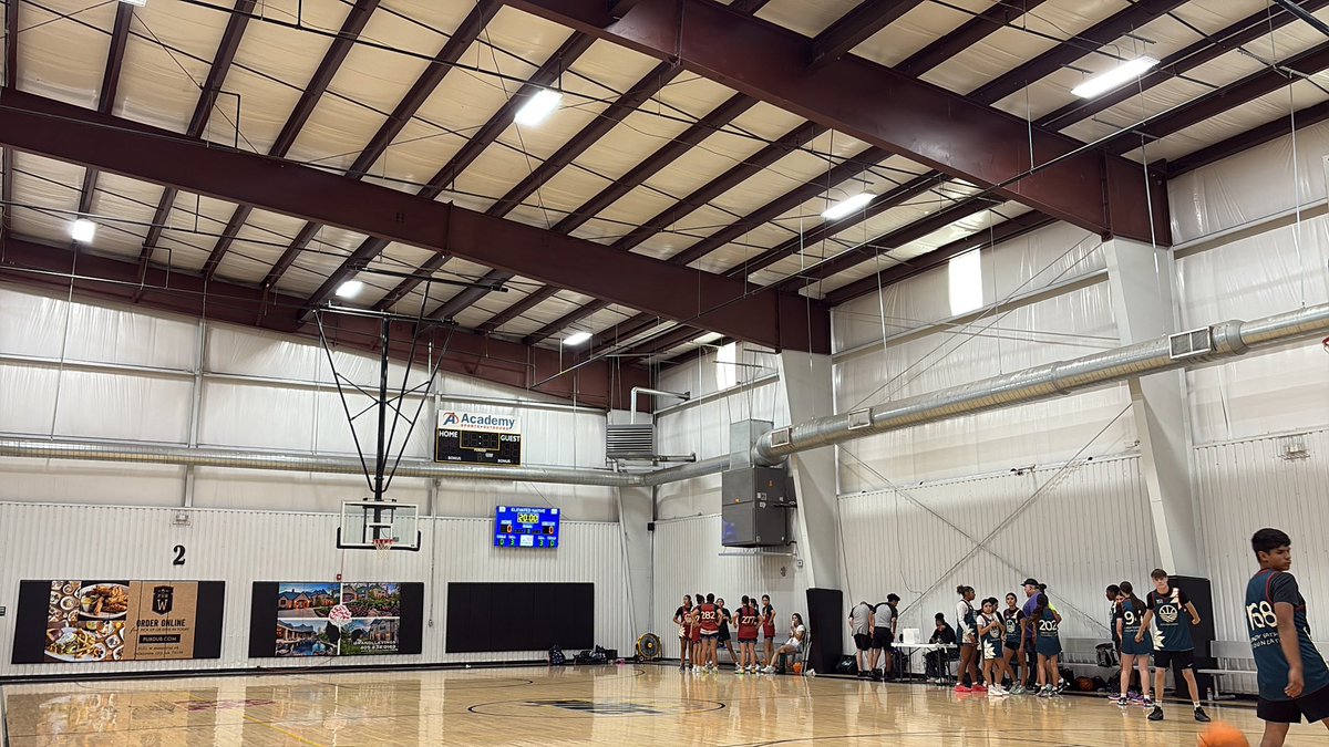 ialmeidasports's tweet image. I’m here at The Hive Sports Complex in Edmond for the third annual Lindy Waters III Elevated Native Basketball Tournament.
Over 300 indigenous high school kids are here on a two-day tournament with awards like college scholarships and basketball equipment/gear on the line.
