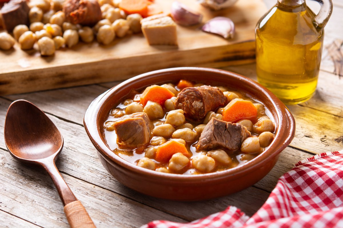 🍲 La Comunidad de Madrid inicia los trámites para declarar Bien de Interés Cultural el cocido madrileño.

✅ Además de un plato y una técnica, es un hecho social que ha acompañado la vida cotidiana y festiva de las familias.

+Info: c.madrid/viftj