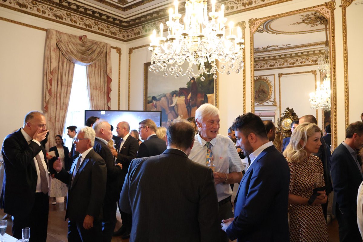 BahrainEmbUK's tweet image. At a reception for British and Arab Ambassadors hosted by the Middle East Association, H.E. Sh. @Fawaz_Alkhalifa, Ambassador of 🇧🇭 to the 🇬🇧, delivered a keynote address highlighting the strength of Arab-British ties and the Association’s vital role in deepening cooperation.
