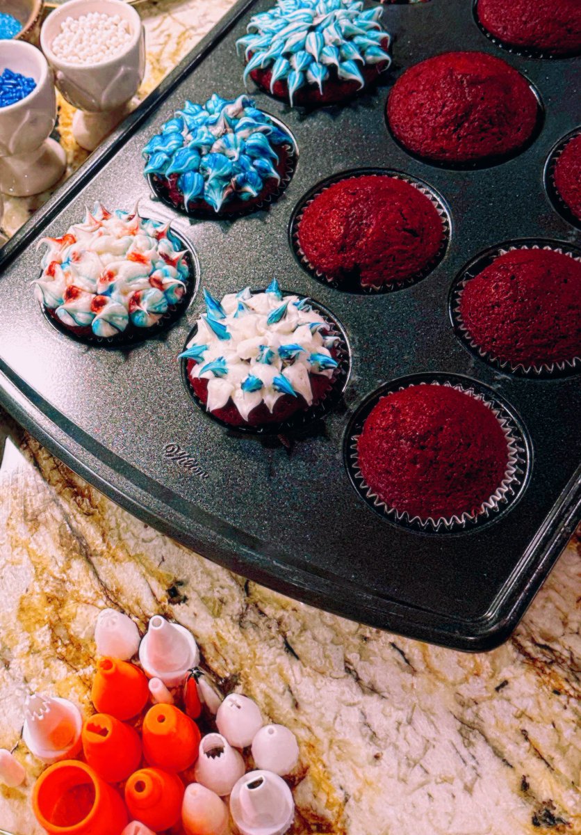 Had a little “4th of July Cupcake Art Session” last night. Thought I’d share some pics of the process. I hope you had a wonderful 4th of July!❤️🇺🇸✨🎨