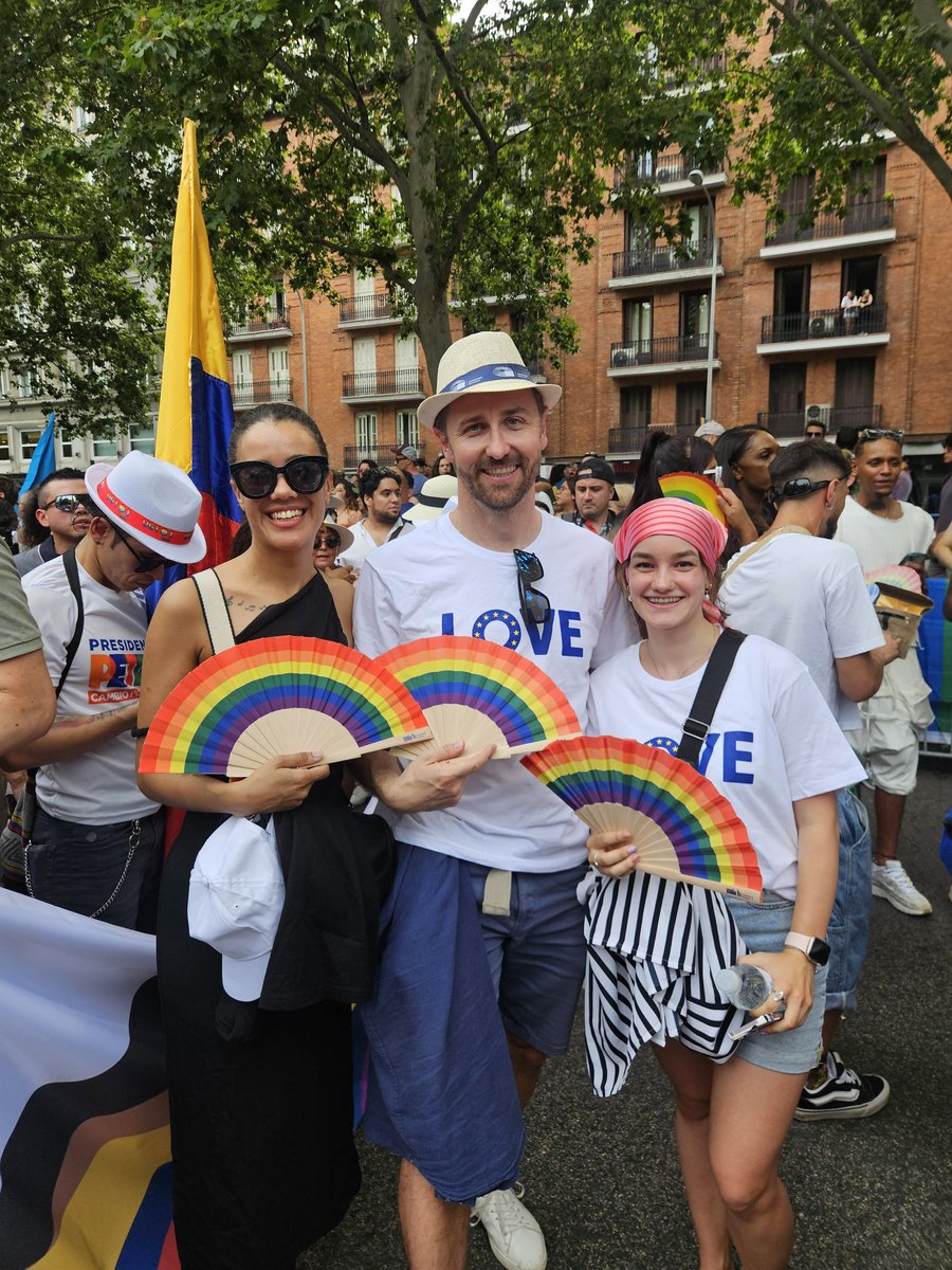 Empieza ahora  en Madrid la Manifestación Estatal del Orgullo LGTBIQ+, también con la participación de la Embajada 🇨🇿, junto con otras embajadas de la UE.
DDHH son nuestra prioridad!
#LGBTQIA
#orgullomadrid
#madridpride