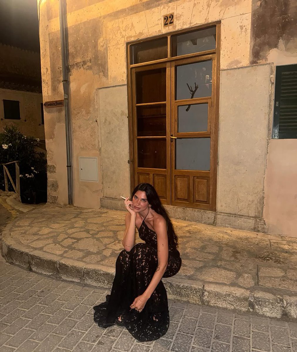 what cigarettes does dua lipa smoke dua lipa smoking a cigarette is SO HOT