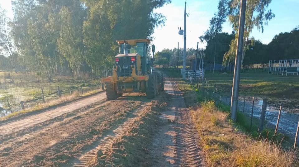 #ArregloDeCaminos 👉 En inmediaciones de la escuela Pedro Simeón Bordón de la compañía #Yataity estamos trabajando en la perfilada del camino vecinal con la Motoniveladora de la Muni para un buen acceso y desplazamiento en el sector 🚧🚜 #TuMuniResponde