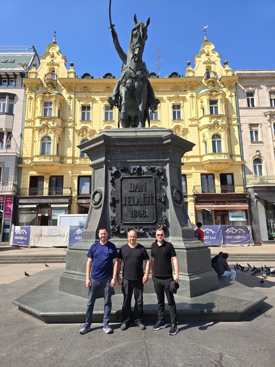 Branko Grims (@brankogrimsx1) on Twitter photo Lep sončen dan in prijateljski sprejem za ekipo Slovenije v centru Zagreba. 
🇸🇮 Lep sončen dan in prijateljski sprejem za ekipo Slovenije v centru Zagreba. 
🇸🇮