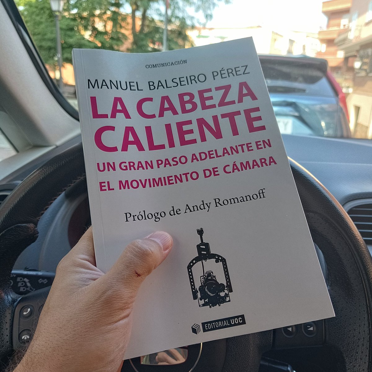 Necesito vacaciones. Mientras tanto, #LaCabezaCalienteUOC viajando a completar la colección de un lector acérrimo. Que sin saberlo él, me recuerda el porqué empecé a escribir sobre técnica de cámara y diluye, además, comentarios malintencionados sobre publicar libros técnicos.