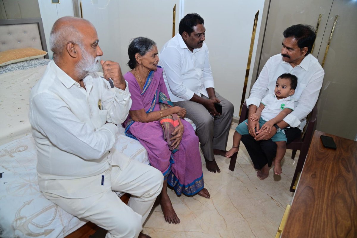 గుంటూరు జిల్లా తుళ్లూరు మండలం వెంకటపాలెంలో గుండె శస్త్రచికిత్స అనంతరం వారి స్వగృహంలో విశ్రాంతి తీసుకుంటున్న పాటిబండ్ల జగదీష్ గారి అమ్మ గారు కృష్ణకుమారి గారిని పరామర్శించి ఆరోగ్య వివరాలు అడిగి తెలుసుకోవడం జరిగింది
