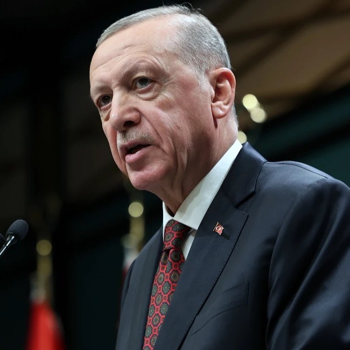 Özgür Özel: (Erdoğan'a)

"Allahın korkağı, sen birinci parti olsan parende atarak sandığa gidersin."