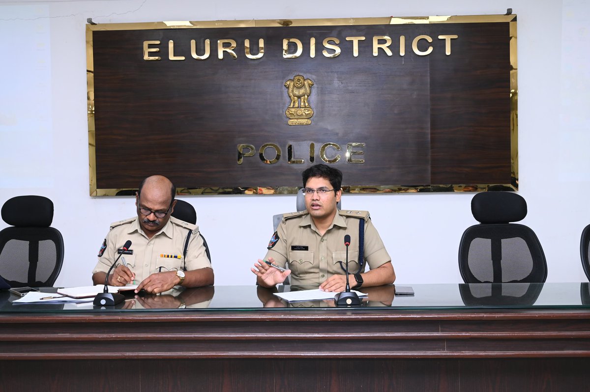 SpEluruDistrict's tweet photo. 🧑‍⚖️ *ఏలూరు ఎస్పీ శ్రీ కె. ప్రతాప్ శివ కిషోర్ IPS గారు జిల్లాలో ఉన్న అందరూ కోర్టు కానిస్టేబుల్‌లతో సమీక్ష సమావేశం నిర్వహించారు.*
📌 **ఎస్పీ గారి సూచనలు:**
* కేసుల విచారణ వేగంగా పూర్తవ్వాలంటే సాక్షులు సమయానికి కోర్టుకు హాజరయ్యేలా చూడాలి. @APPOLICE100 #CourtMonitoring
#EluruSP https://t.co/q0zwb6Y7wT