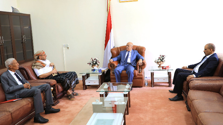 التقيت اليوم مع الأخوةمحافظي حضرموت وسقطرى برئاسة الأخ رئيس مجلس الوزراءناقشنا الأوضاع الكارثيةفي المحافظات المحتلةجراء سياسات التحالف العدواني وعملائه،وتأثير التدهور الاقتصادي المفتعل على حياةالمواطنين.نؤكد تضامننا مع شعبنافي مواجهةهذه الجرائم وثقتنابأن المحتل سيرحل بأذيال الخزي