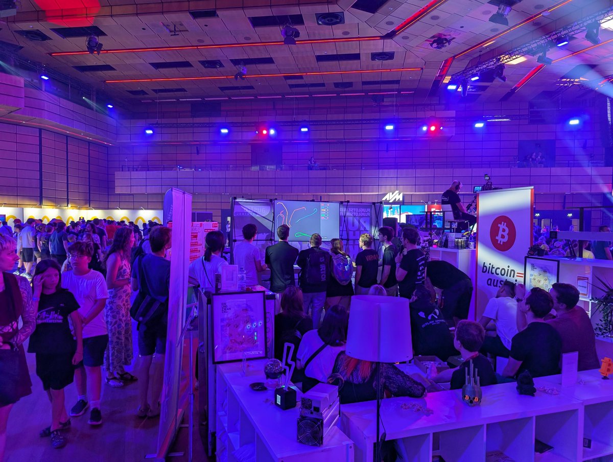 bitcoin_at's tweet image. WAHNSINN beim @A1eSports_AT! Ihr rennt uns die Bude ein!
Unsere 200 Bitcoin Blinks von @coinfinity sind schon weg, ABER: Die Turniere laufen weiter! Es gibt noch massig Sats, Gutscheine & Bitcoin Energydrinks abzugreifen.
Kommt vorbei, wir sind noch da!
