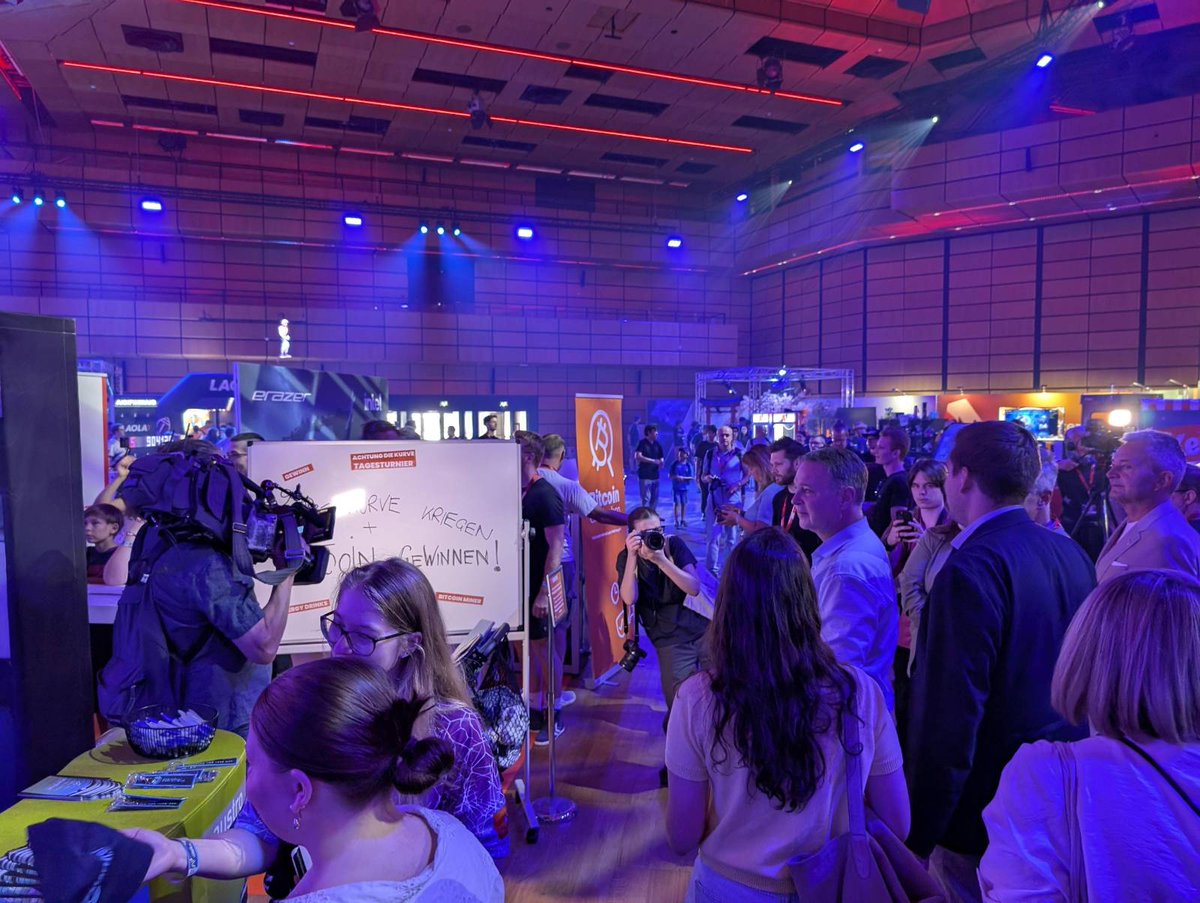 Bitcoin Austria (@bitcoin_at) on Twitter photo WAHNSINN beim <a href="/A1eSports_AT/">A1 eSports</a>! Ihr rennt uns die Bude ein!
Unsere 200 Bitcoin Blinks von <a href="/coinfinity/">Coinfinity ⚡️</a> sind schon weg, ABER: Die Turniere laufen weiter! Es gibt noch massig Sats, Gutscheine & Bitcoin Energydrinks abzugreifen.
Kommt vorbei, wir sind noch da! WAHNSINN beim <a href="/A1eSports_AT/">A1 eSports</a>! Ihr rennt uns die Bude ein!
Unsere 200 Bitcoin Blinks von <a href="/coinfinity/">Coinfinity ⚡️</a> sind schon weg, ABER: Die Turniere laufen weiter! Es gibt noch massig Sats, Gutscheine & Bitcoin Energydrinks abzugreifen.
Kommt vorbei, wir sind noch da!