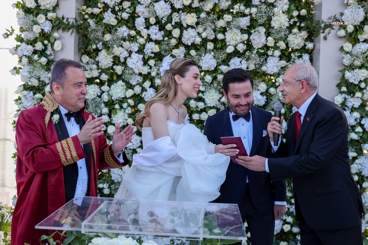 Oğlu boşanıyor, iş adamı eski geline 30 milyon daire almak zorunda kalıyor… 

Antalya Büyükşehir Belediye Başkanı Muhittin Böcek, oğlu Mustafa Gökhan Böcek ve eski gelini Zeynep Kerimoğlu hakkında rüşvet suçundan adli işlem başlatıldı.

Mustafa Gökhan Böcek’in, 2025 yılı Şubat