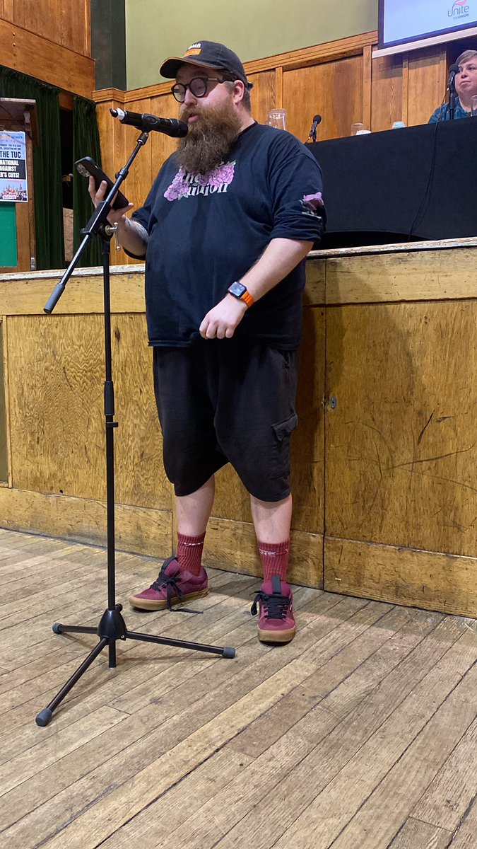 Sezla's tweet image. Gareth is an ambulance rep in the @GMB_union in Wales. Describes the mood to reject the pay offer and move to industrial action ballot. Confidence drawn from defeat of disability cuts but discussion on what political voice exists for workers