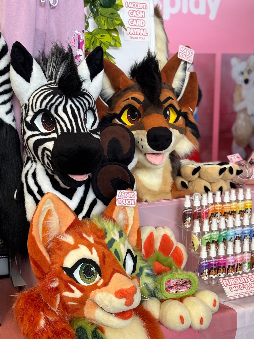 GOOD MORNING AC! ✨
-
It’s time for day 2 in the dealers den!! Come say hi at table G16 and check out my brand new keychains and Tshirt design, Skrungle in the Jungle! 🌱