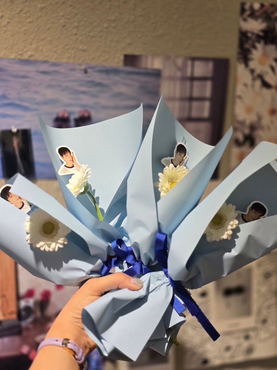 hiimdil's tweet photo. 행복했던 두준이 생일 카페 투어💙
카페모모이에서 천사라이트님들께 미공포 포함 포카 잔뜩 나눔 받고 너무 감사해서 뭐 드릴게 없나 하다가 내 라이트들에게 주려던 내가 만든 전구키링 그분들께 드림ㅋㅋ 뭐라도 드릴 수 있어서 다행이었다🤭
담주에 있을 콘서트 전야제느낌이라 엄청 행복함😍 https://t.co/ujiV1gHRhq