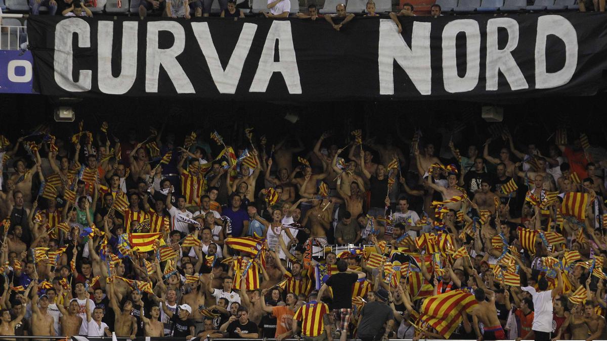 VCF_AMUNT1919's tweet photo. ES MOMENTO DE CONTINUAR LUCHANDO POR SU VUELTA.
SIN ELLOS, JUGAREMOS SIEMPRE DE VISITANTES...
HACEN MUCHA FALTA Y HAY QUE SEGUIR MOVIENDO ESTO @HoolsVCF1919 
LIM GO HOME 
#QueVuelvaLaCN10 https://t.co/jby2u8vkZ4