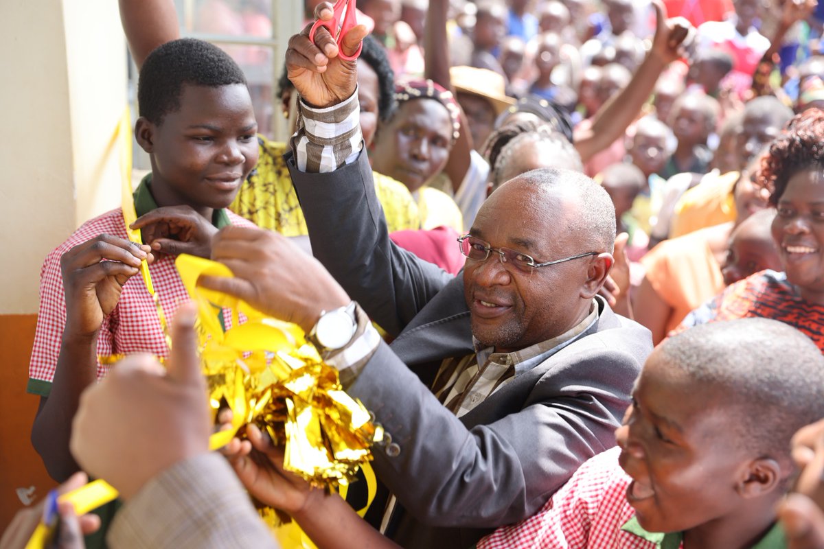 raphaelMagyezi's tweet image. I had the honour of handing over vital infrastructure  Awach Primary School at Awach Sub County now home to the new Gulu  district HQ, classrooms, staff housing, and sanitation facilities—under the 🇺🇸-funded #NUDEIL Tranche IV.

With UGX 15.6B from @USAID, we’ve uplifted…