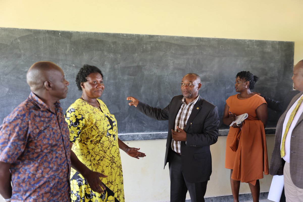 raphaelMagyezi's tweet image. I had the honour of handing over vital infrastructure  Awach Primary School at Awach Sub County now home to the new Gulu  district HQ, classrooms, staff housing, and sanitation facilities—under the 🇺🇸-funded #NUDEIL Tranche IV.

With UGX 15.6B from @USAID, we’ve uplifted…