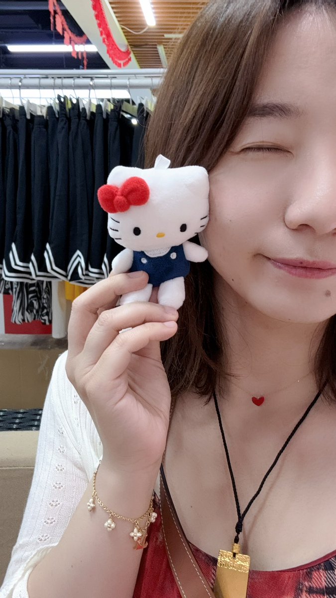 Heeyuanyuan's tweet photo. มองอะไร？
มองพี่เหมือน HelloKitty

 #Plutoyesterday https://t.co/oeMB3kwPIz