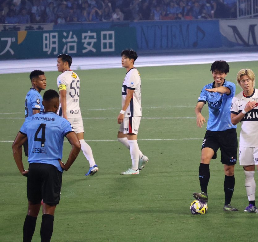 chi_kf's tweet photo. 何回もジェジに「大丈夫、大丈夫だから！」って声かけてた🥲
#frontale #高井幸大 #ジェジエウ https://t.co/Z9jSyptkYw