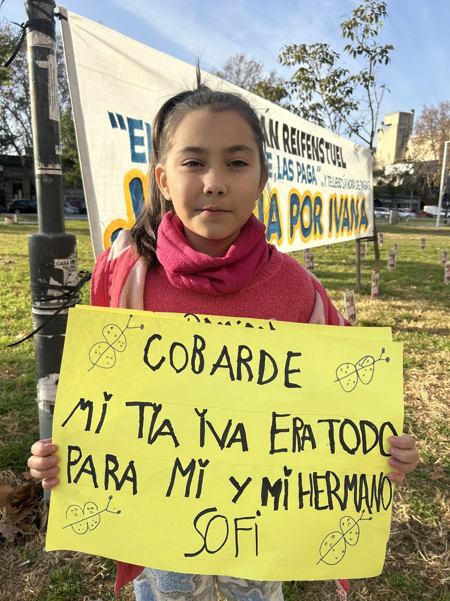glariaelu's tweet photo. Ella es Sofi, sobrina de Ivana Garcilazo. Ayer se me acercó, me mostró los carteles que había hecho y me pidió que le saque una foto. 
Justicia por Ivana 💙💛❤️‍🩹 https://t.co/Jus9qdEoUP