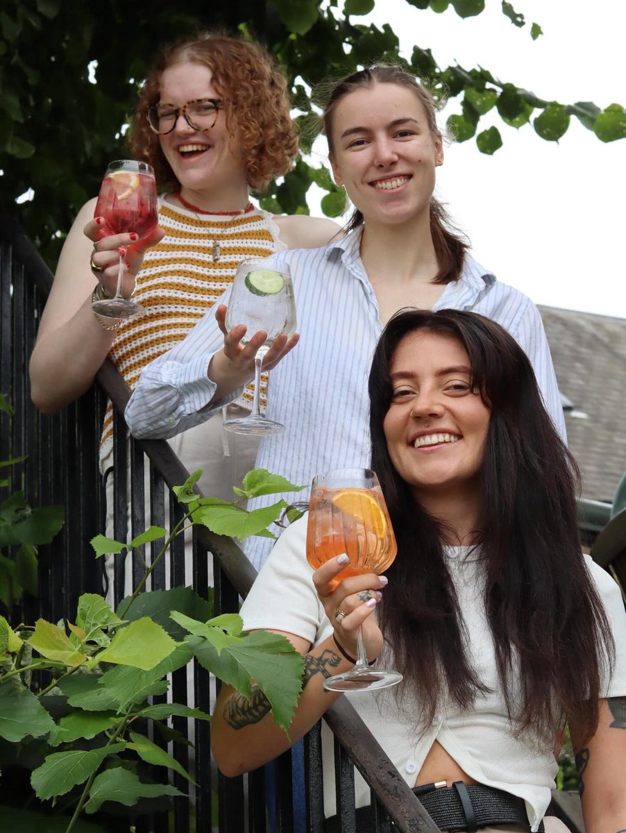WhiteHartBarnes's tweet photo. The drinks are flowin’, the sun is glowin’ and these three are ready to serve spritz’ on the riverside terrace until your hearts content! 

#sw13
#barnes
#spritz
#river
#youngspub
#pub https://t.co/2HQnh3AxFH