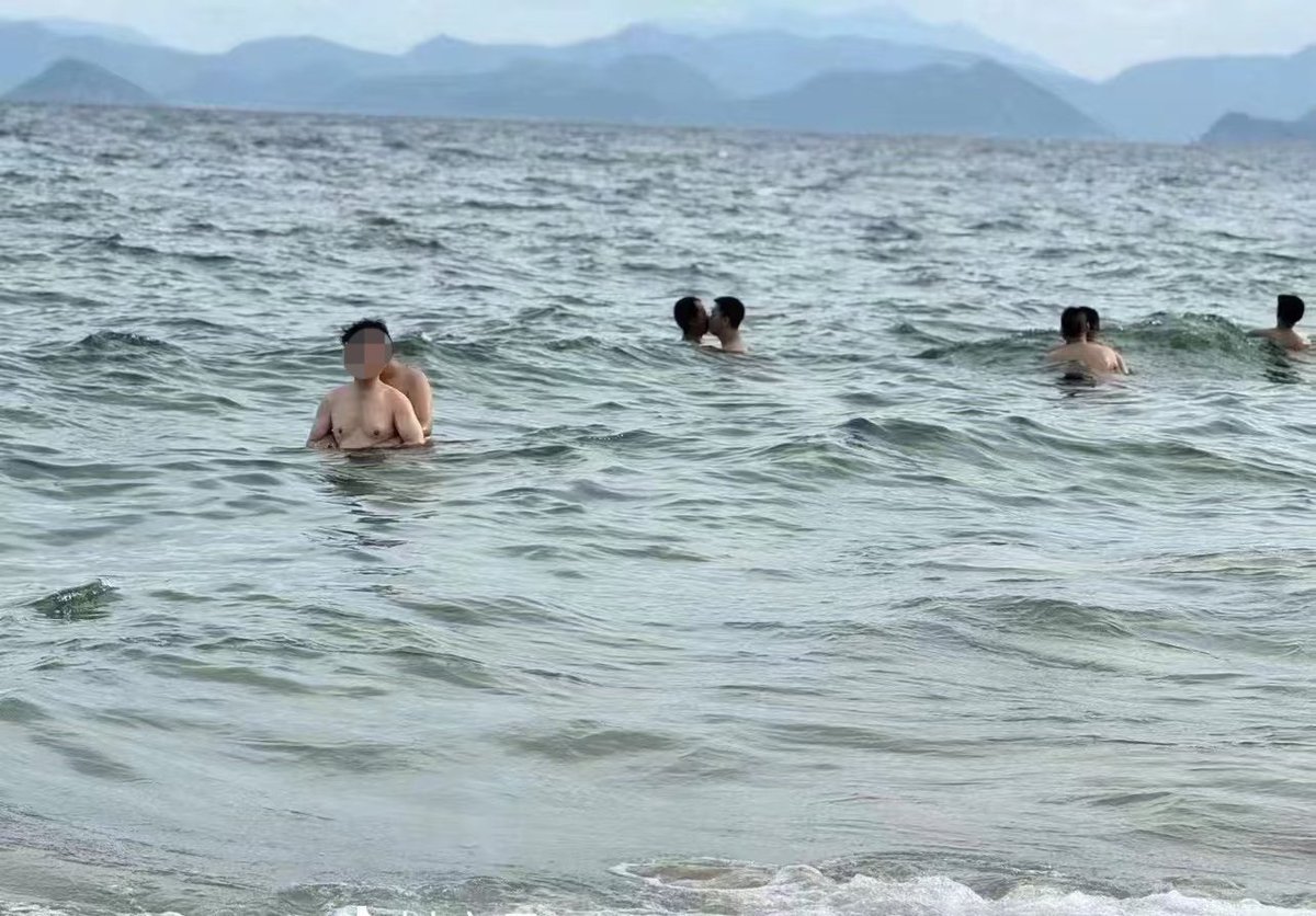 （转自交流群）盛夏来临，深圳曾经的彩虹海滩现在还会重现前两年的景象吗？因为实在太偏远，交通不便，又怕晒，也就一直没冲动去种种草了。#同志据点 #gaybeach