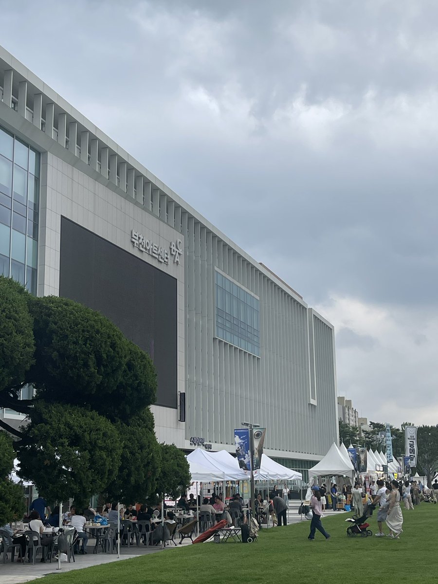 29회 #부천국제판타스틱영화제 작년에 이어 왜케
매년 규모가 작아지는 느낌이지ㅠ 그냥 동네 잔치ㅠ GV도 한국영화만 잔뜩, 외국 감독/배우들 만나러 오는데.. 상영작도 줄고 상영관도 준 느낌ㅠㅠ