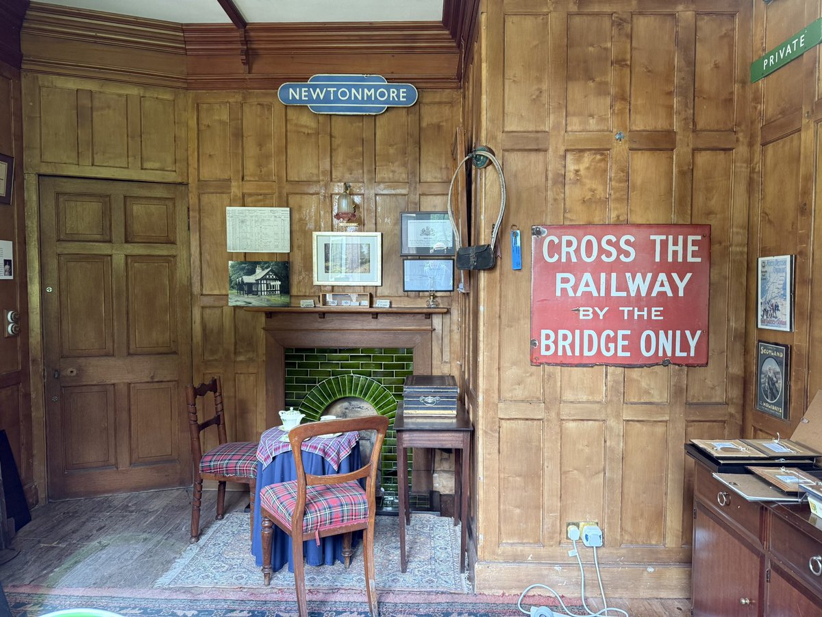 AlastairBruce_'s tweet image. Train arrives at Dunrobin Castle Station, on line put in by Duke of Sutherland in 1871, which runs from Inverness to Wick.
The castle’s waiting room sits across from statue of 2nd Duke, which looks down drive to castle
@Dunrobin_Castle