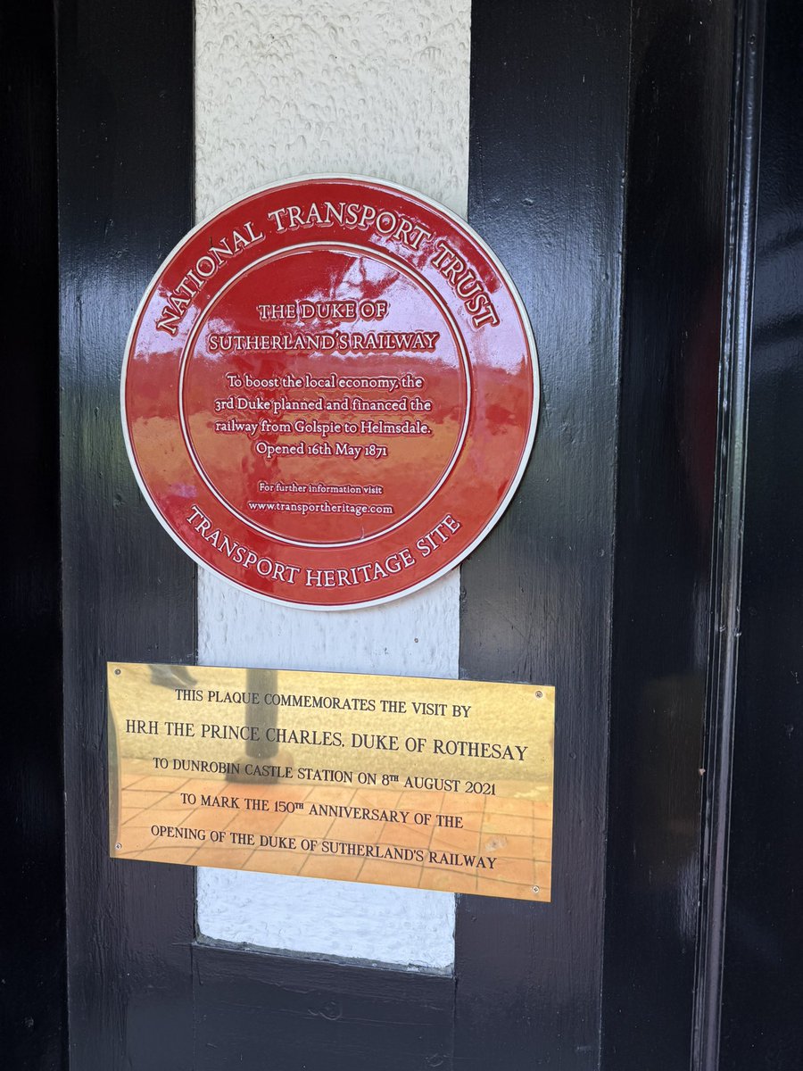 AlastairBruce_'s tweet image. Train arrives at Dunrobin Castle Station, on line put in by Duke of Sutherland in 1871, which runs from Inverness to Wick.
The castle’s waiting room sits across from statue of 2nd Duke, which looks down drive to castle
@Dunrobin_Castle