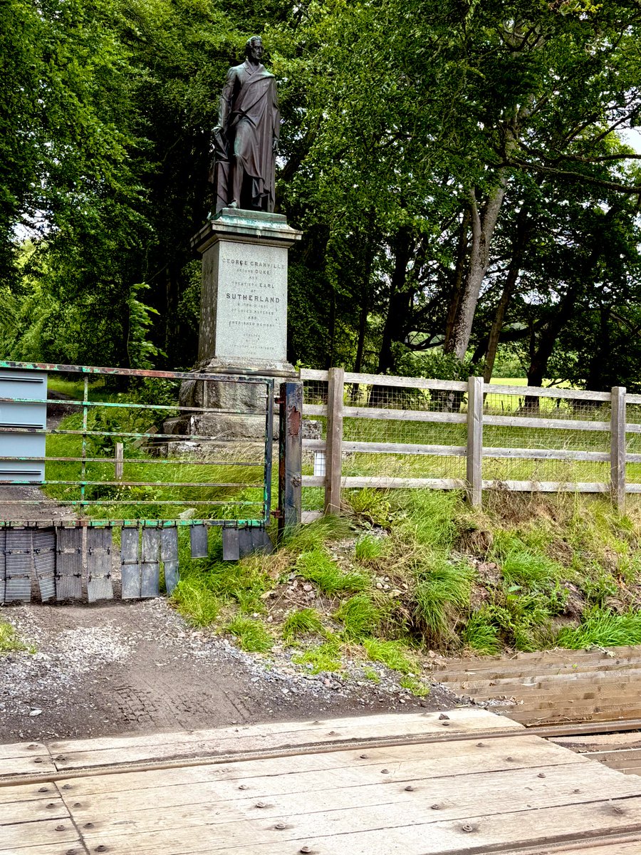 AlastairBruce_'s tweet image. Train arrives at Dunrobin Castle Station, on line put in by Duke of Sutherland in 1871, which runs from Inverness to Wick.
The castle’s waiting room sits across from statue of 2nd Duke, which looks down drive to castle
@Dunrobin_Castle