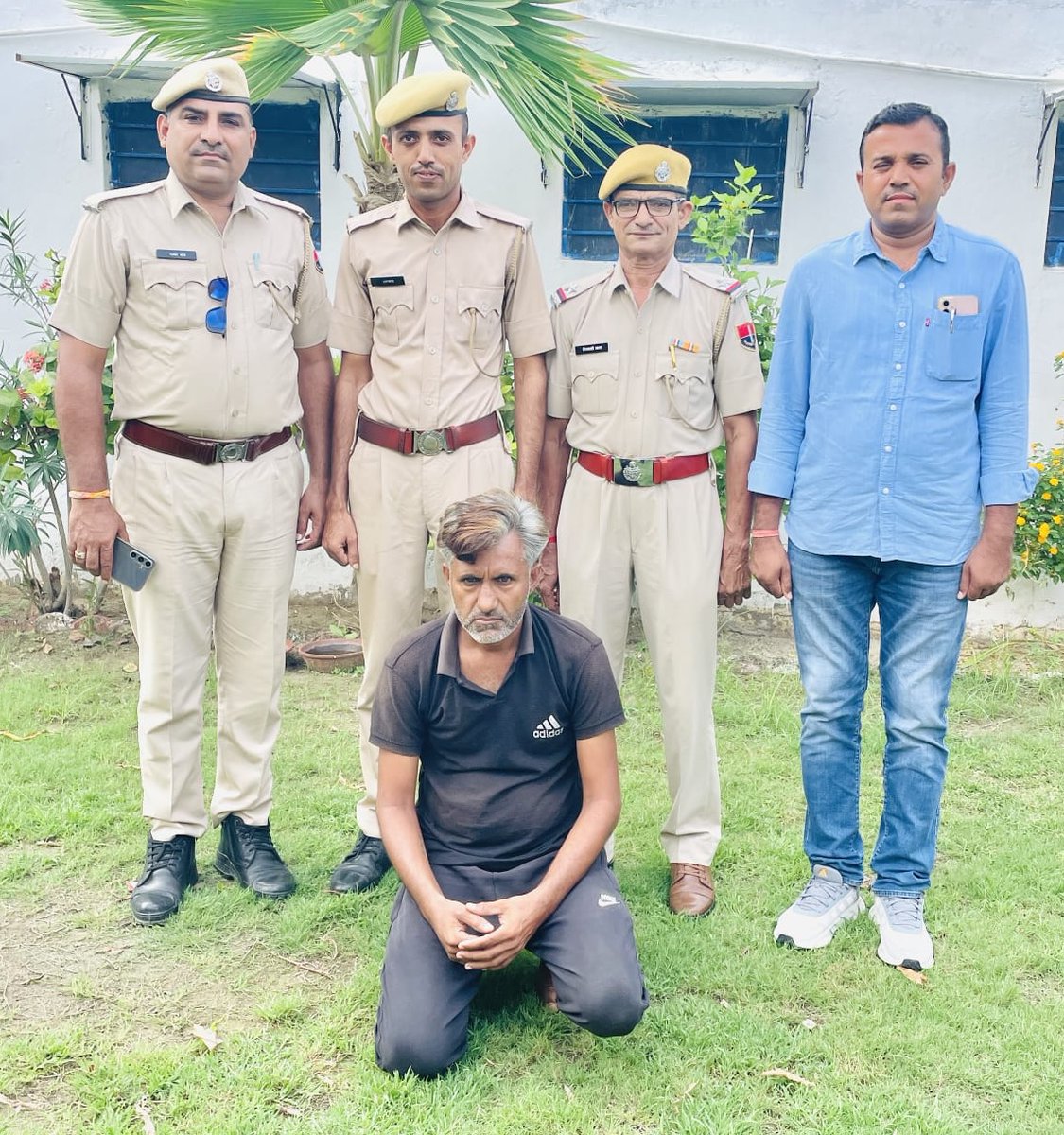 #Barmer: पुलिस थाना सदर की विशेष अभियान ‘‘धरकरभर‘‘ के तहत कार्यवाही

14 साल से फरार स्थाई वारंटी हिस्ट्रीशीटर गंगाराम को गिरफ्तार करने मे सफलता

मुलजिम पुलिस थाना सदर का हिस्ट्रीशीट है जिसके विरूद्व 16 आपराधिक प्रकरण दर्ज

#BarmerPolice